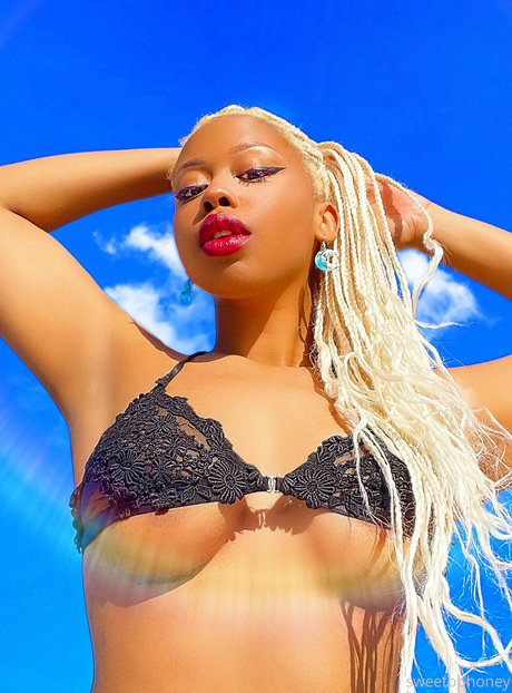 _Goddess Honey 777 model top image