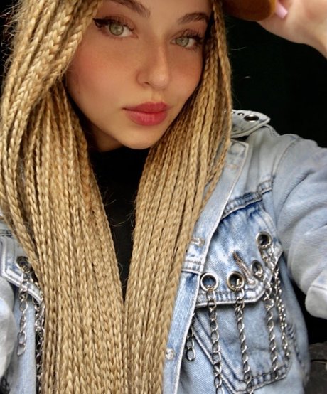 Lourdesazu model hd img