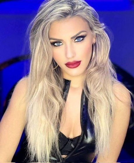 Mistress Iside naked model photos