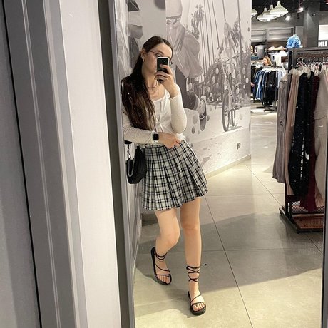 Nyakich naked model images