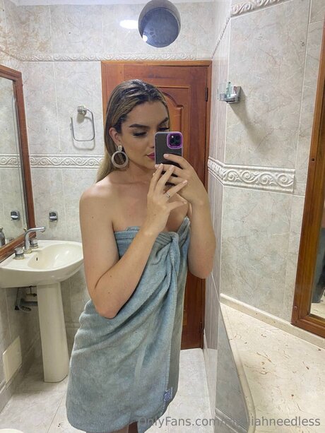 Mariiahneedless naked actress pictures