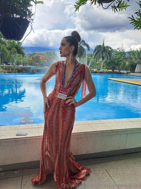 Mariiahneedless pornstar nude pics