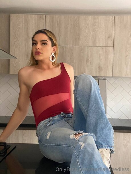 Mariiahneedless hot star picture