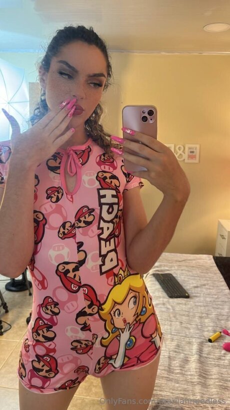 Mariiahneedless high quality model pic