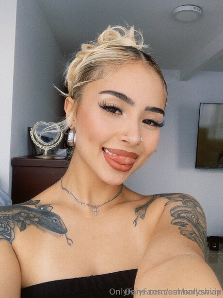 Onlyshiax nude pornstar gallery