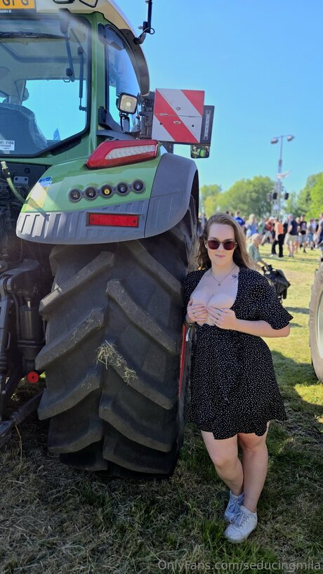 Seducingmila hd model pictures