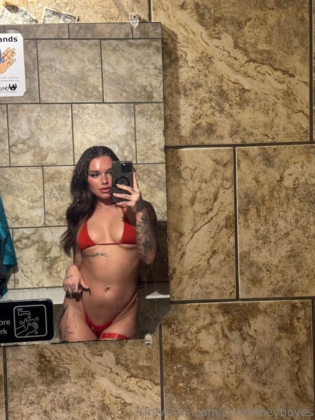 Courteneyboyes nude model photos