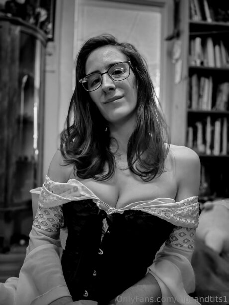 Hipsandtits1 model hot archive