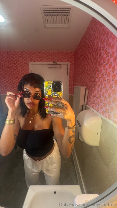 Zoeysinnfree model sexy picture