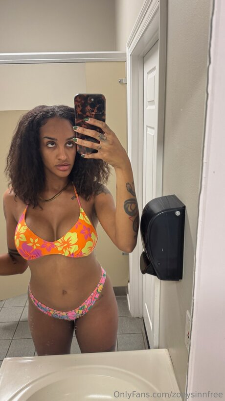 Zoeysinnfree model porn picture