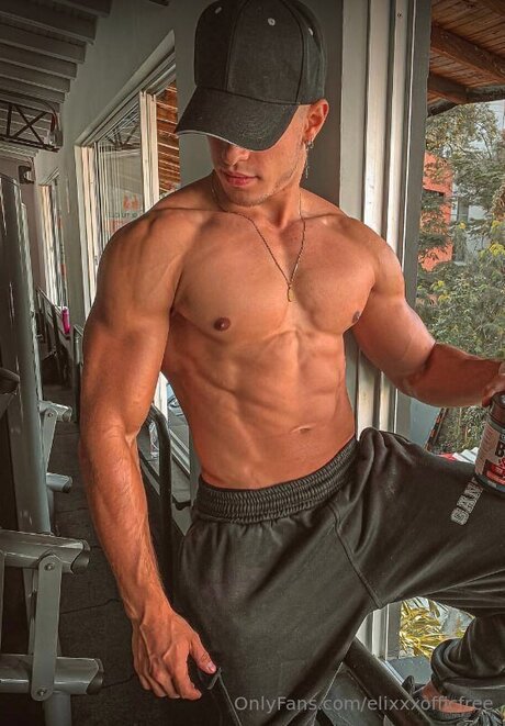 Elixxxofficfree model naked gallery