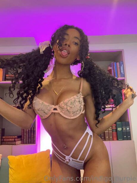 Sophye Free model naked img