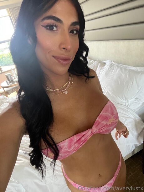Averylustx star erotic photo