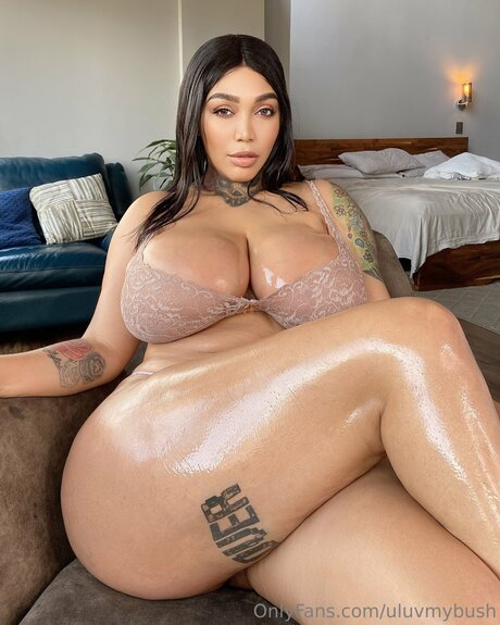 Uluvmybush hot model picture