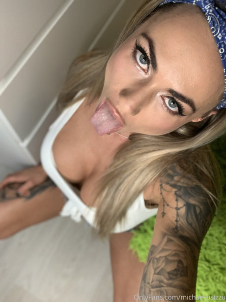 Michaela Isizzu_ star art img