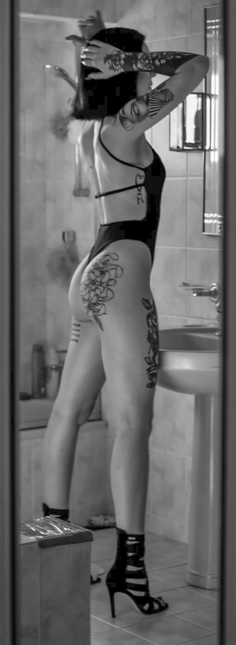 Doga Tuemer model sex photo