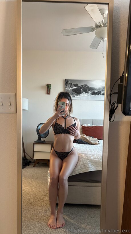 Tinytoes Exe beautiful model pic