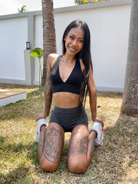 Aeasia model best picture