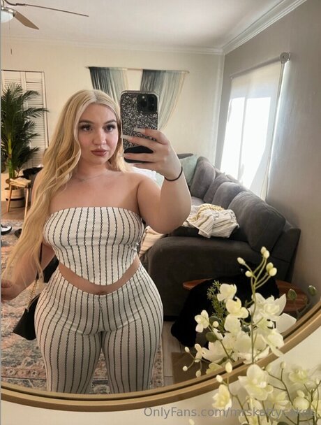 Mrskattycakes naked model gallery