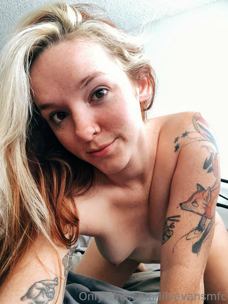 Lily evans art model pic