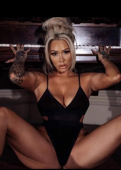 Bunnie Xo adult model img