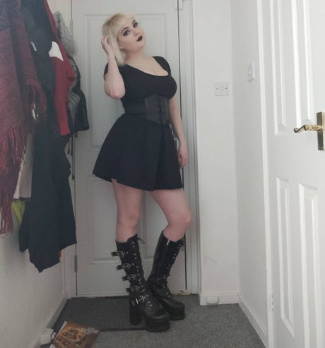 DinosaurQueen exclusive pornstar photo