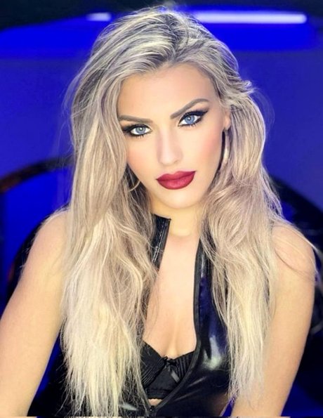 Mistress Iside_ model perfect img