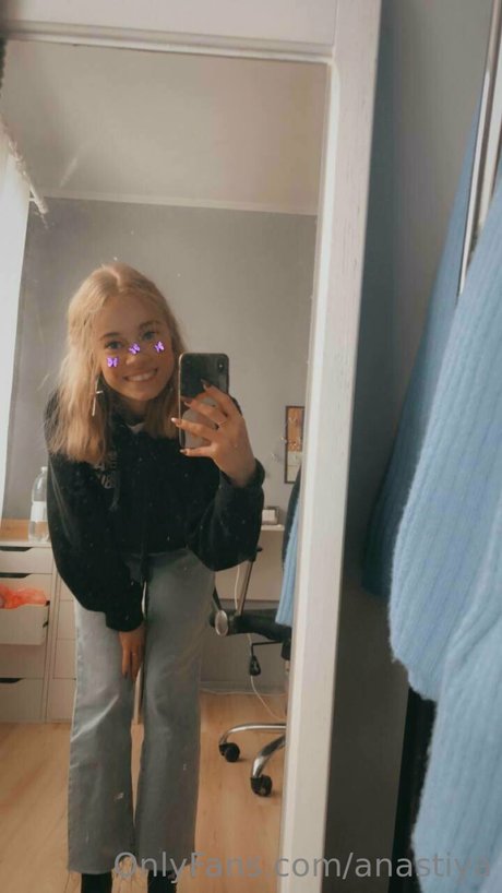 Anastiya nude model image