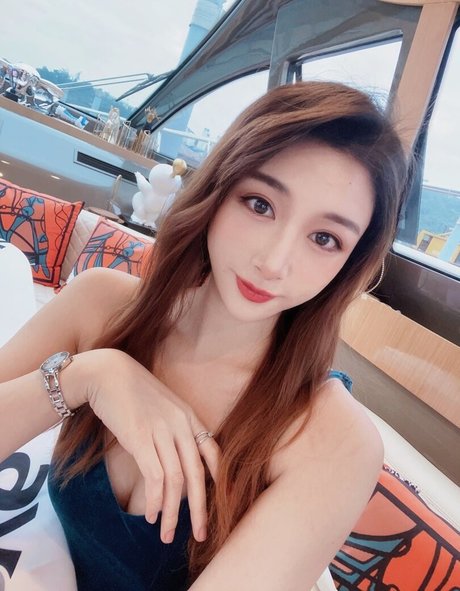 Inshy nude model img