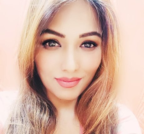 Zoya Rathore perfect model picture