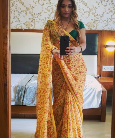 Zoya Rathore art model image