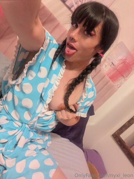 Nyxi Leon star adult img