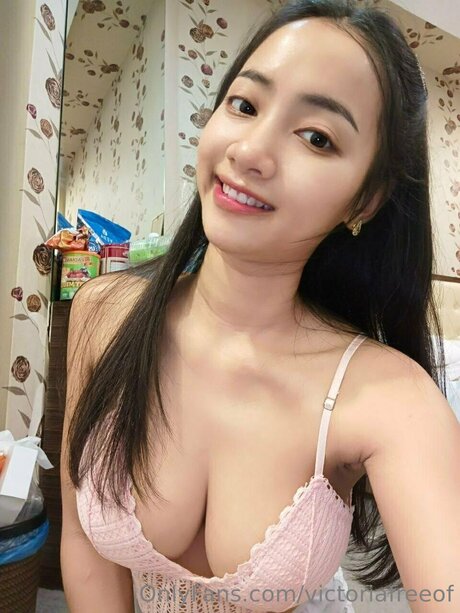 Cutenbusty nude model picture