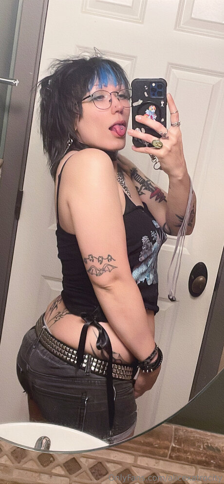Alicexatrocity model sex photo