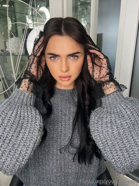 Yours Queen nudes model picture