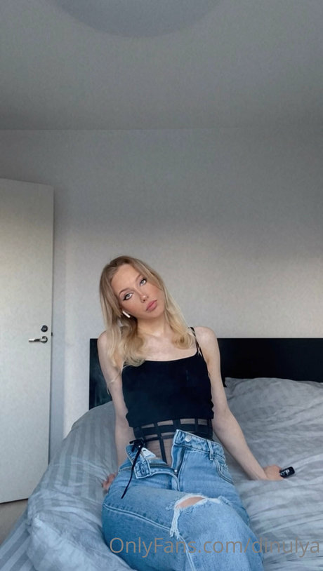 Dinulya model naked photo