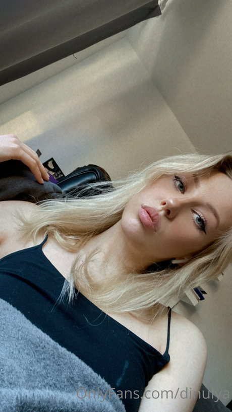 Dinulya art model pic