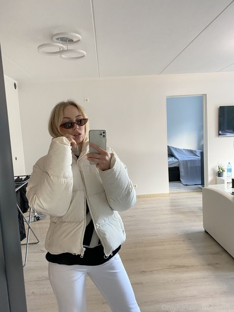 Dinulya model pretty pics