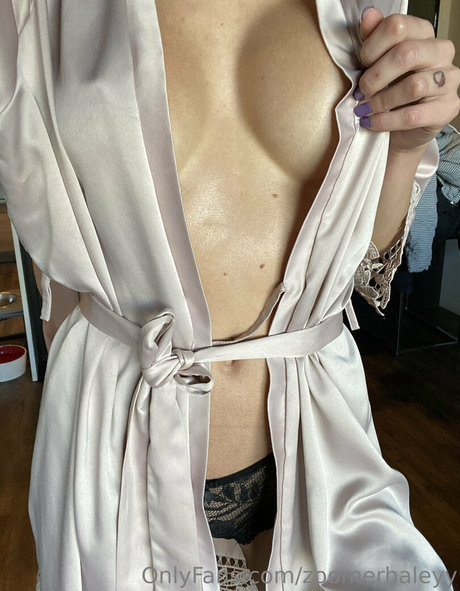 zoomerhaleyy pornographic star photo