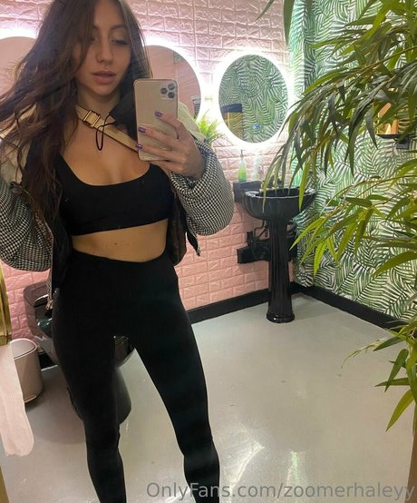 zoomerhaleyy beautiful model picture