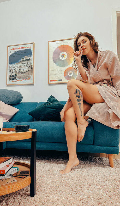 Annie Opium nice model pic