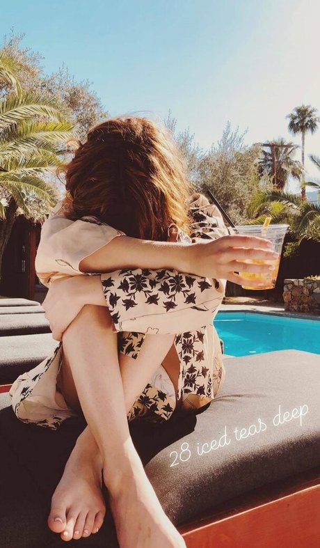 Zoey Deutch adult actress image