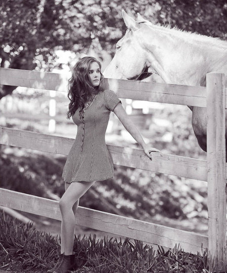 Zoey Deutch sexy model picture