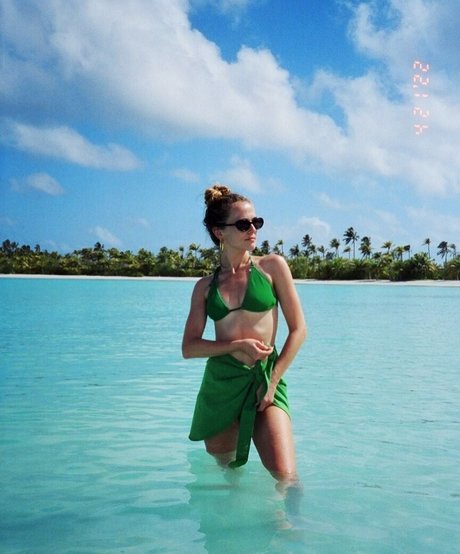 Zoey Deutch naked actress pic