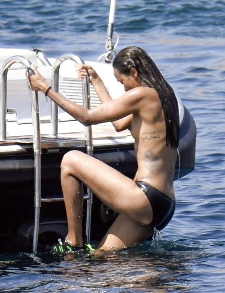 Zoe Saldana model nude pics