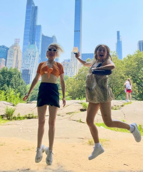 Zoe Lister Jones porn star image