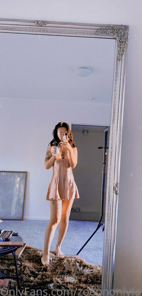 zoeononlyfans model erotic gallery