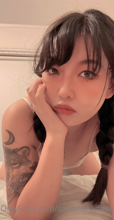 zoeononlyfans model high quality photos