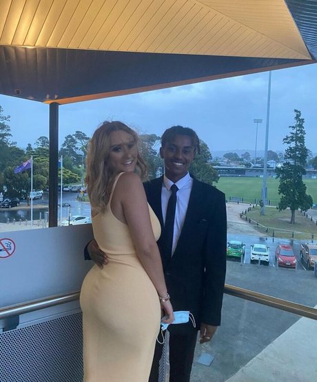 Zoe H model exclusive image