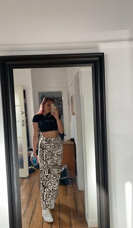 Zoe H sexy actress pic